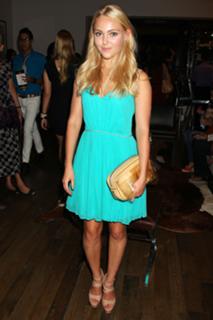 AnnaSophia Robb feet photo thumbnail