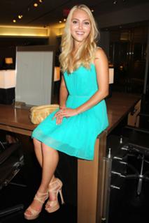 AnnaSophia Robb feet photo thumbnail