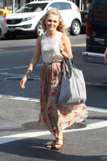 AnnaSophia Robb feet photo thumbnail