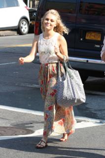 AnnaSophia Robb feet photo thumbnail