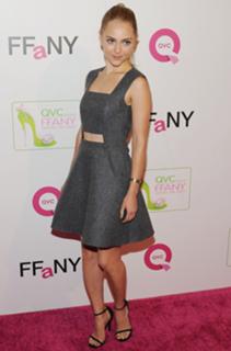 AnnaSophia Robb feet photo thumbnail