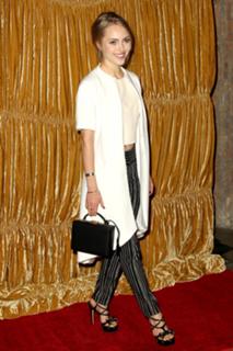 AnnaSophia Robb feet photo thumbnail