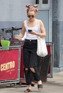 AnnaSophia Robb feet photo thumbnail