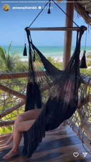 AnnaSophia Robb feet photo thumbnail