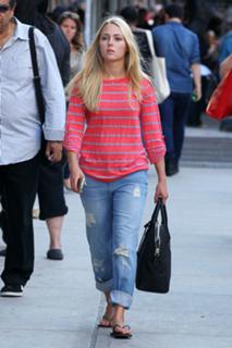 AnnaSophia Robb feet photo thumbnail