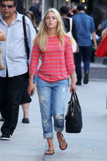 AnnaSophia Robb feet photo thumbnail