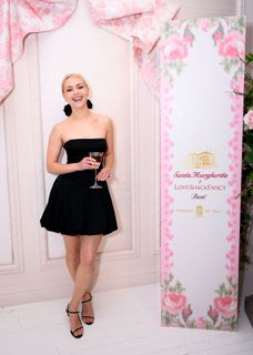 AnnaSophia Robb feet photo thumbnail