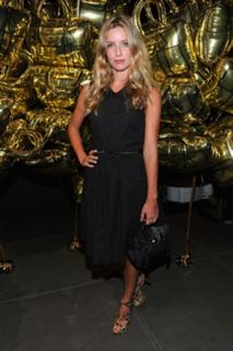 Annabelle Wallis feet photo thumbnail
