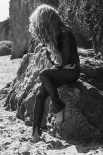 Annabelle Wallis feet photo thumbnail