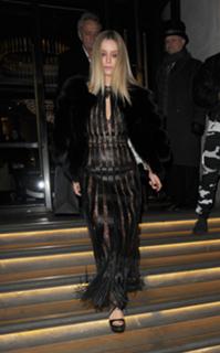 Annabelle Wallis feet photo thumbnail