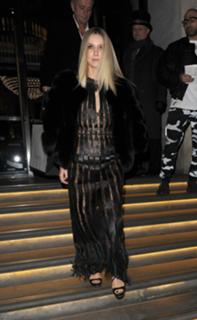 Annabelle Wallis feet photo thumbnail