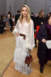 Annabelle Wallis feet photo thumbnail