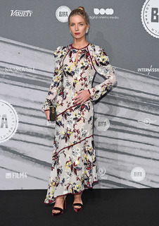 Annabelle Wallis feet photo thumbnail