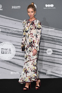 Annabelle Wallis feet photo thumbnail