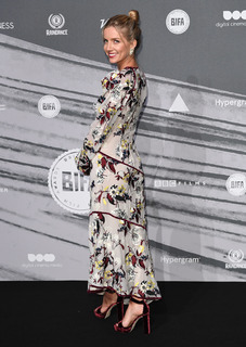 Annabelle Wallis feet photo thumbnail