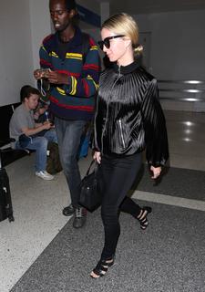 Annabelle Wallis feet photo thumbnail