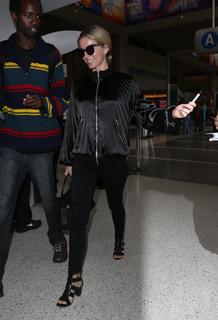 Annabelle Wallis feet photo thumbnail