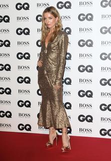 Annabelle Wallis feet photo thumbnail