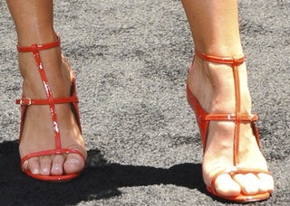 Annabelle Wallis feet photo thumbnail