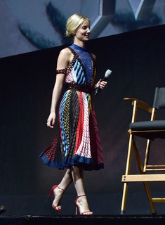 Annabelle Wallis feet photo thumbnail