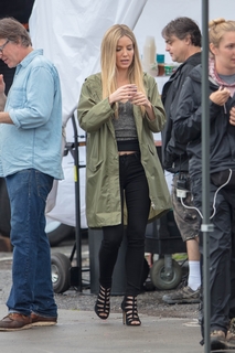 Annabelle Wallis feet photo thumbnail