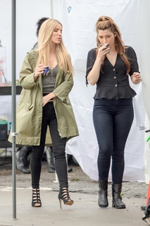 Annabelle Wallis feet photo thumbnail