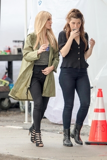 Annabelle Wallis feet photo thumbnail