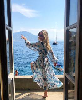 Annabelle Wallis feet photo thumbnail