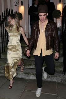 Annabelle Wallis feet photo thumbnail