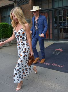 Annabelle Wallis feet photo thumbnail