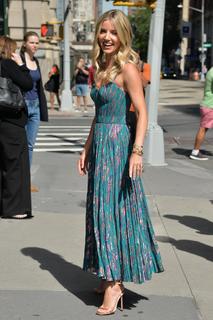 Annabelle Wallis feet photo thumbnail