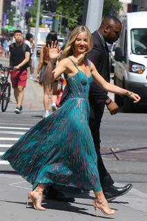 Annabelle Wallis feet photo thumbnail