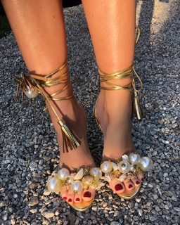 Annabelle Wallis feet photo thumbnail