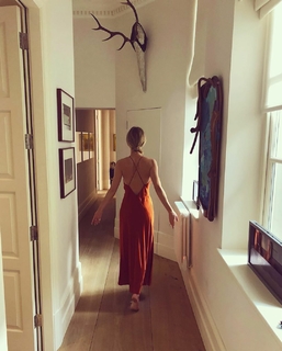 Annabelle Wallis feet photo thumbnail