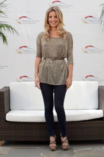 Annabelle Wallis feet photo thumbnail