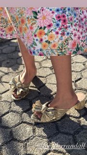 Annabelle Wallis feet photo thumbnail