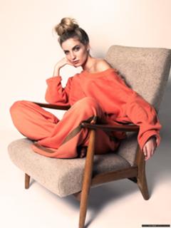 Annabelle Wallis feet photo thumbnail