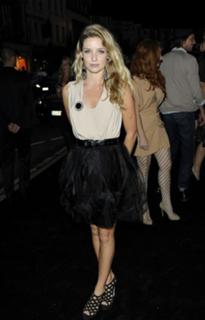 Annabelle Wallis feet photo thumbnail