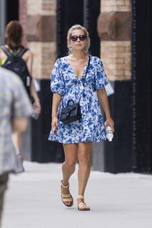 Annabelle Wallis feet photo thumbnail