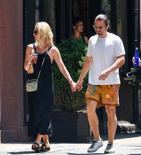 Annabelle Wallis feet photo thumbnail