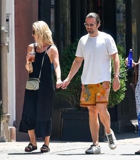 Annabelle Wallis feet photo thumbnail