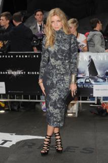 Annabelle Wallis feet photo thumbnail
