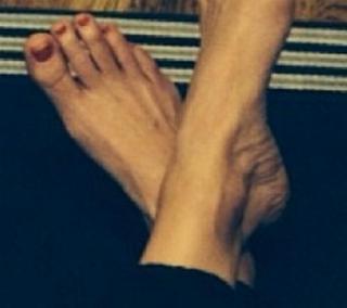 Annabeth Gish feet photo thumbnail