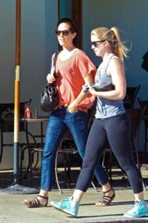 Annabeth Gish feet photo thumbnail