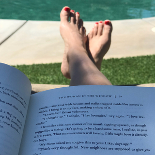 Annabeth Gish feet photo thumbnail