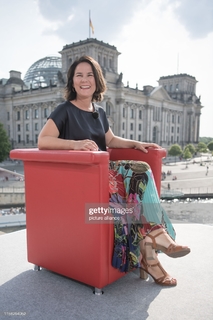 Annalena Baerbock feet photo thumbnail