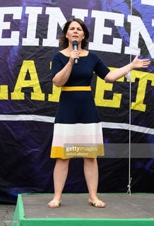 Annalena Baerbock feet photo thumbnail