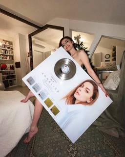 Annalisa Scarrone feet photo thumbnail