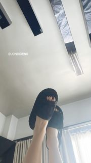 Annalisa Scarrone feet photo thumbnail