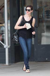 Anne Hathaway feet photo thumbnail